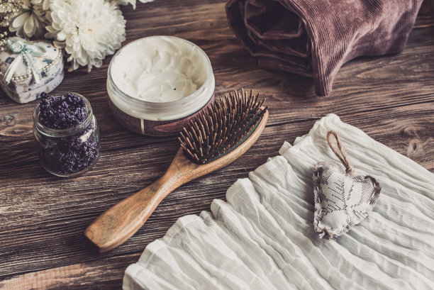 女性天然spa套装。头发护理,纵容。檀木梳子、奶油。平面摄影，俯视图，木制背景图片下载