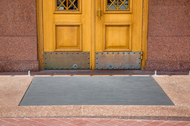 石材门槛与脚垫的大门由木材和花岗岩石材立面包覆复古欧式建筑建筑近距离正面视图晴天，无人。图片下载