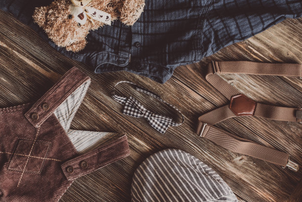 平铺摄影的男孩休闲服，旅行者，男孩，男性，男人休闲服在木板背景-复古效果风格图片图片下载