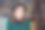 快乐的女人穿着绿色的衣服坐在城市的咖啡馆附近图片下载