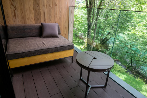 带餐桌和沙发的河畔阳台图片下载