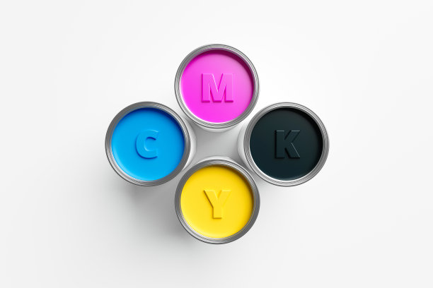 CMYK青色、品红、黄色、黑色的顶视图彩色涂料可以将液体桶隔离在白色背景上，与创意设计光谱颜色。3 d渲染。图片下载