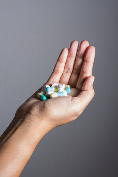 药丸和胶囊在手中。图片下载