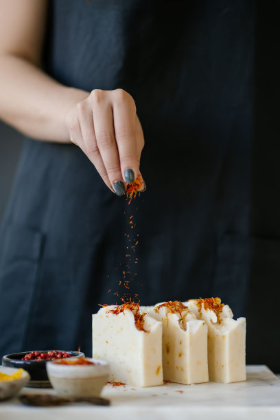 女孩在肥皂上撒番红花图片下载