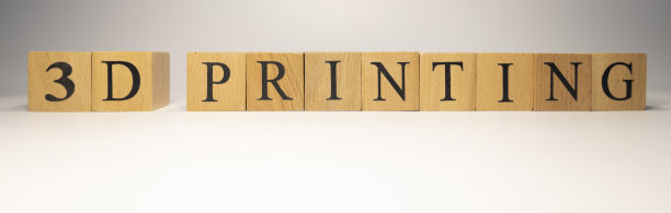 由3D打印木制立方体创建。工业和技术。图片下载