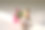 网上交友。户外的照片上，年轻的红发女子穿着复古的婚纱，手拿一大束粉红色的牡丹花图片下载