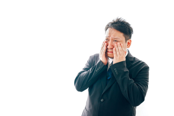 西装革履的中年男人悲痛欲绝。图片下载