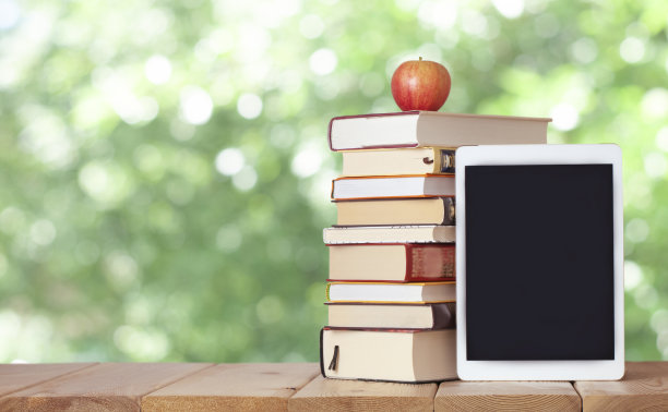有书籍和电子平板电脑的教育背景图片下载