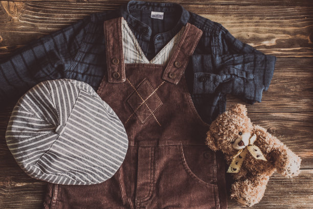 平铺摄影的男孩休闲服，旅行者，男孩，男性，男人休闲服在木板背景-复古效果风格图片图片下载