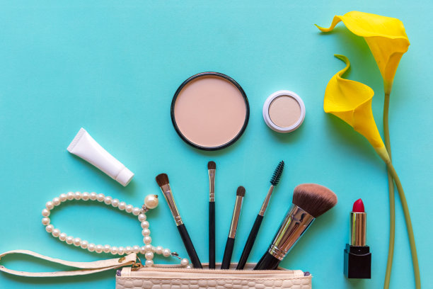 化妆化妆工具背景及美容化妆品、化妆品产品及化妆口红包装图片下载