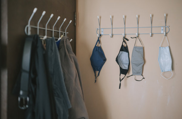 可重复使用的口罩挂在房间里，这是东南亚家庭的新生活方式图片下载