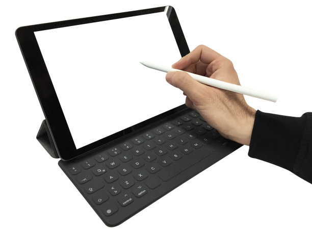 一只男性的手在数码平板电脑屏幕上使用数码笔(剪切路径)图片下载