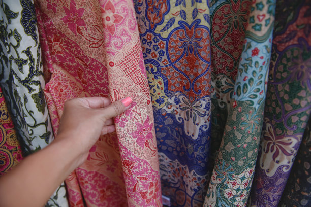 亚洲游客在当地市场购买蜡染图片下载