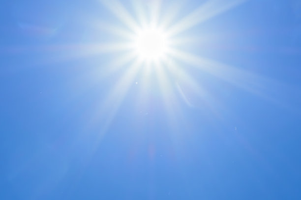 明亮的太阳在天空中闪耀着美丽的光芒图片下载