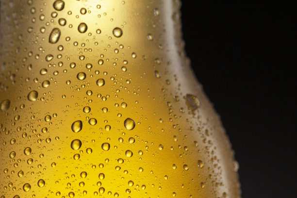 冰，透明啤酒瓶覆盖着冰和水滴-凝结。用于饮料饮料产品设计模型的毛坯。站在黑色的背景上。图片下载