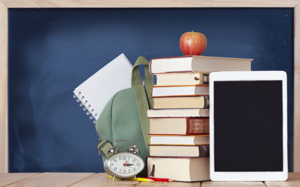 有书籍和电子平板电脑的教育背景图片下载