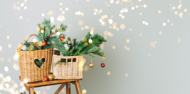 木制活梯上的柳条篮子里有小玩意的圣诞树树枝图片下载