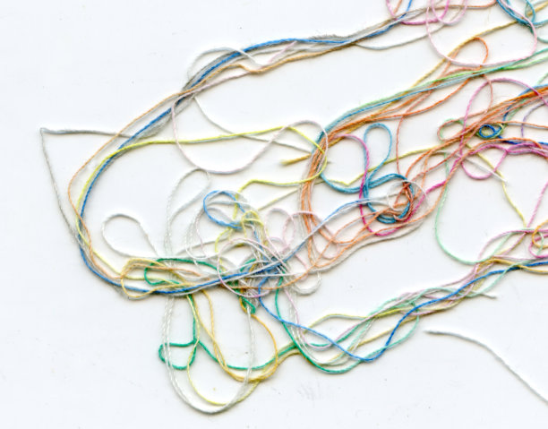 多色纠结彩色绣花丝线。抽象色彩背景，以白色为背景图片下载