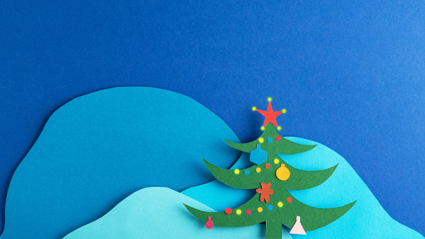 在雪山的背景上装饰的圣诞树图片下载