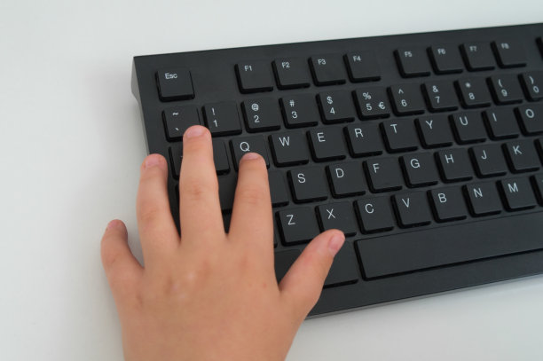 孩子在键盘上打字的手图片下载