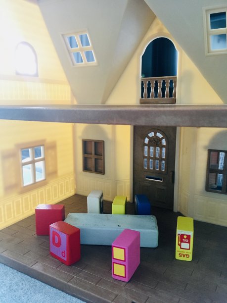 带木块家具的玩具屋图片下载