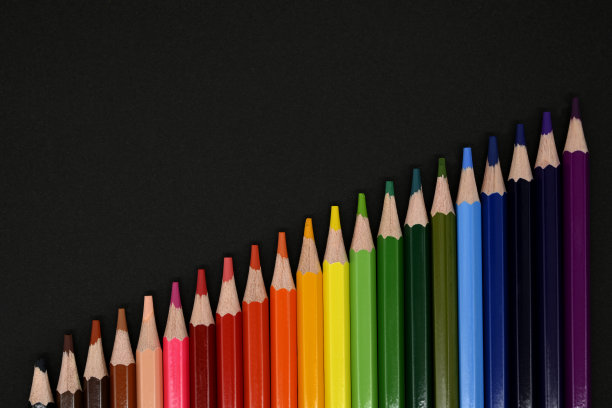 黑色背景上的彩色铅笔图片下载