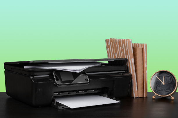 家用激光打印机桌上对绿色背景图片下载