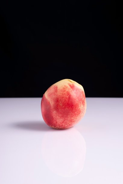 黑白背景上的桃色。简约的水果的概念图片下载