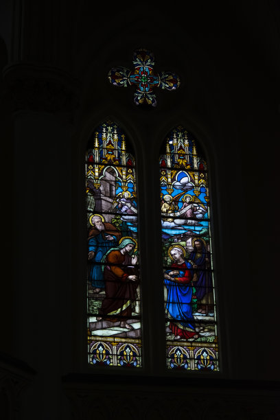 天主教堂的彩色玻璃窗。图片下载