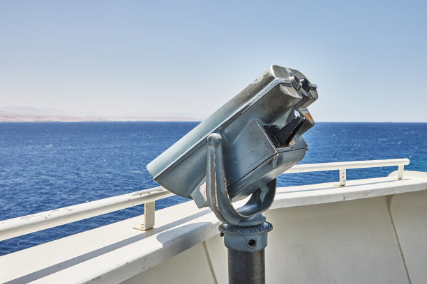 配备双筒望远镜的观景台图片下载