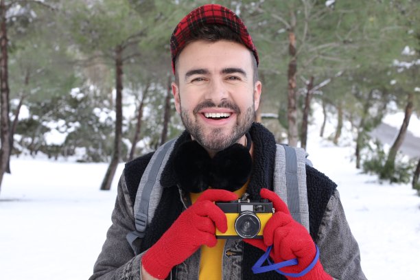 男人在用老式照相机图片下载