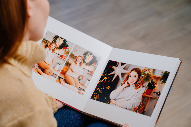 前视图。一名女子翻看怀孕照片拍摄的相册图片下载