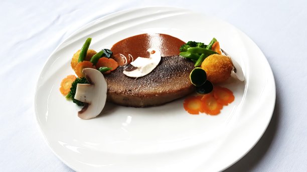 淋满酱汁的牛舌牛排。图片下载