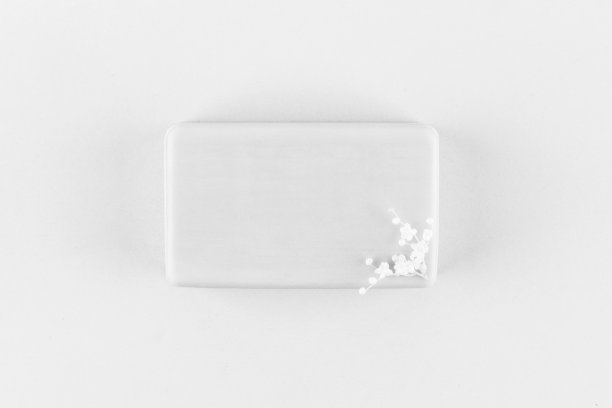 手工皂条与小白花在浅灰色背景顶部视图，单色照片图片下载