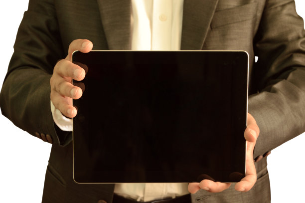 横向图片，一个不知名的商人在一个正式的西装显示数字平板电脑与空白屏幕上的白色背景图片下载