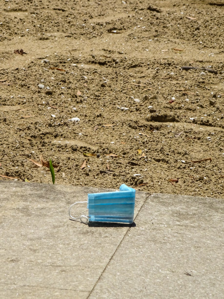 在夏季度假期间，在海滩和其他旅游区，带面具的复制空间和大流行后污染的垂直镜头。图片下载