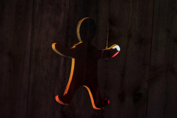 树林里一个男人的剪影图片下载