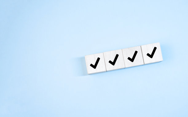 木立方体与检查标记在蓝色背景，检查表概念，复制空间。图片下载