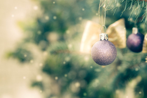 金色圣诞背景球在圣诞树上图片下载