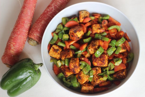 塔娃烤奶酪配炒胡萝卜和辣椒。图片下载