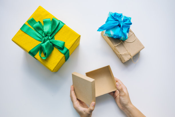 亲手赠送装饰好的礼盒图片下载