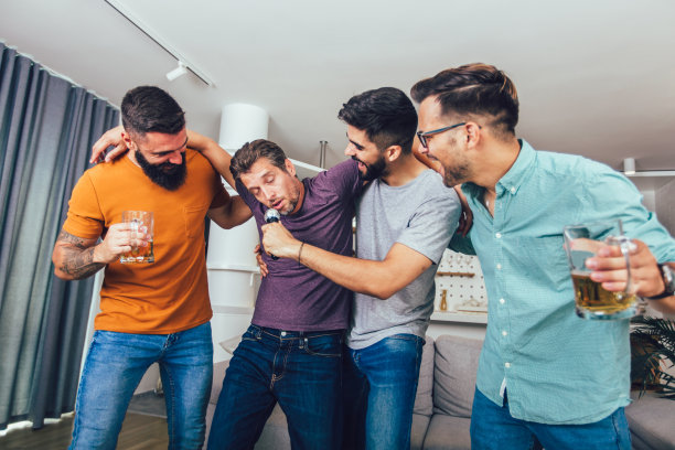 帅哥在家庭聚会上唱歌。图片下载