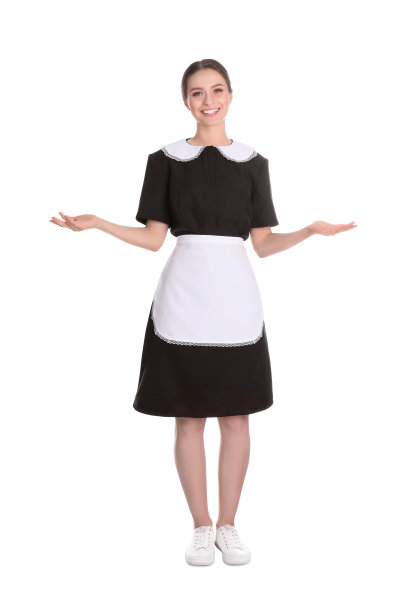 白色背景下穿着制服的年轻女保洁员图片下载