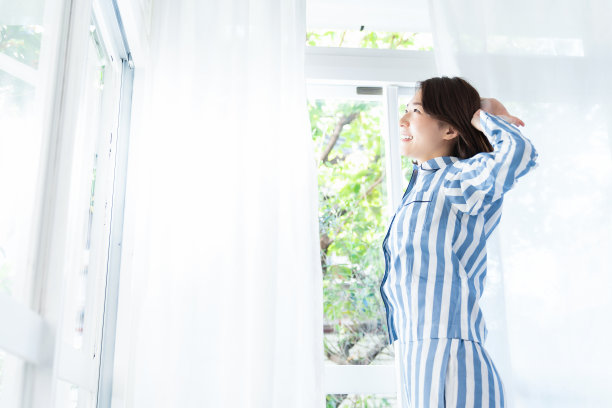 穿着睡衣的亚洲女人图片下载