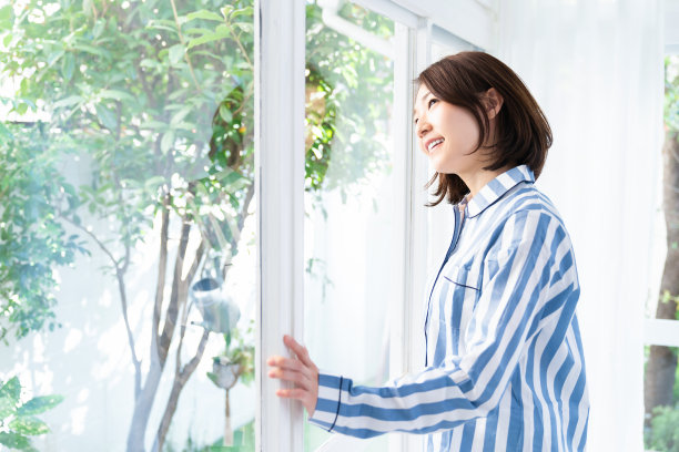 穿着睡衣的亚洲女人图片下载