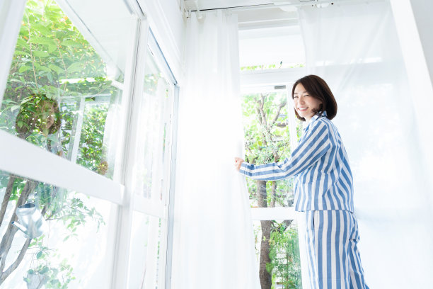 穿着睡衣的亚洲女人图片下载