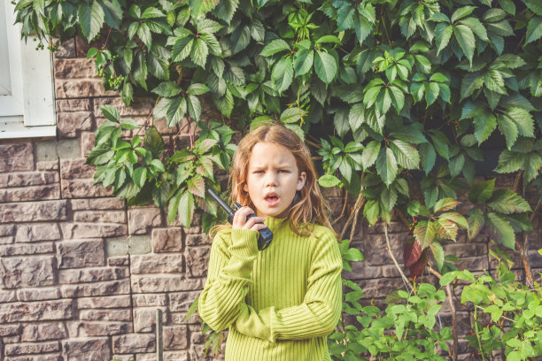 在一个阳光明媚的夏日，一个女孩正在收音机里讲话图片下载