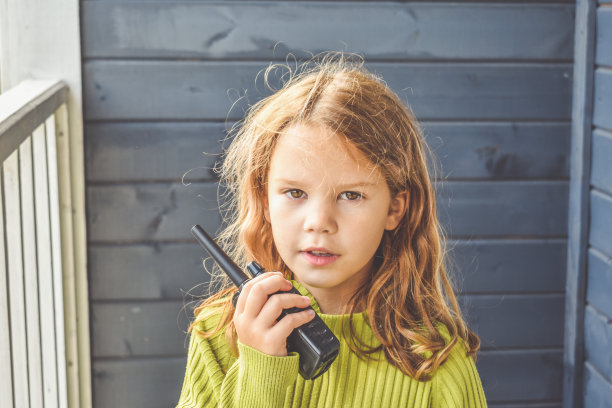 在一个阳光明媚的夏日，一个女孩正在收音机里讲话图片下载