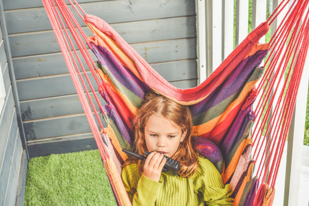 在一个阳光明媚的夏日，一个女孩正在收音机里讲话图片下载