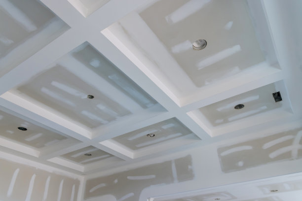 涂饰腻子在公寓装修房的房间墙壁上重新装修新房子的空公寓房间图片下载